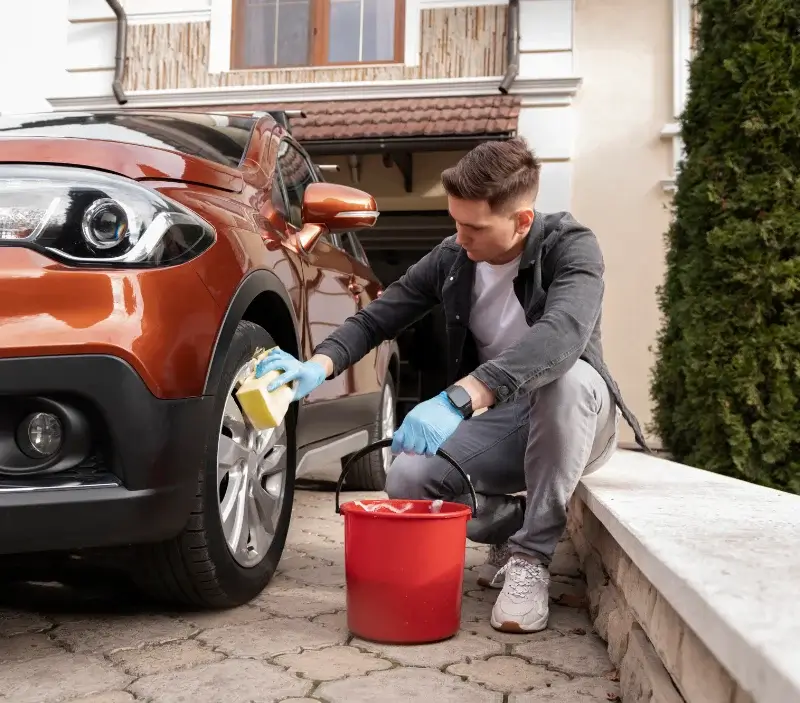 Lavage auto à domicile Saint-Jean-de-Maruéjols-et-Avéjan : professionnel intervenant sur un véhicule